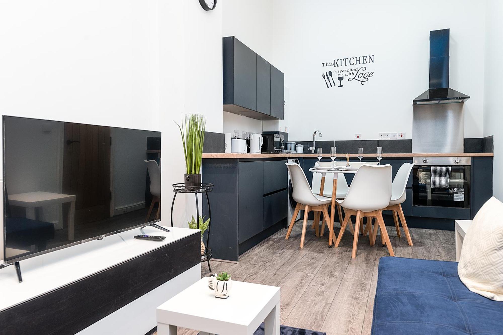 Deluxe 2 Bedroom In Centre Apartment *