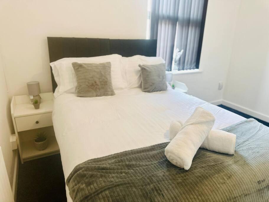 Apartment Escape In Style 4-Bed Home In Nottingham - Near City Centre, Motorpoint Arena, Qmc & Nottingham Station - Sleeps 8