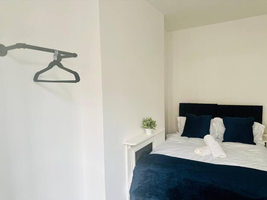 Escape In Style 4-Bed Home In Nottingham - Near City Centre, Motorpoint Arena, Qmc & Nottingham Station - Sleeps 8 Nottingham