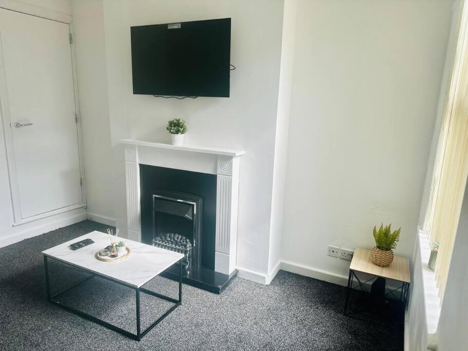 Apartment Escape In Style 4-Bed Home In Nottingham - Near City Centre, Motorpoint Arena, Qmc & Nottingham Station - Sleeps 8 *