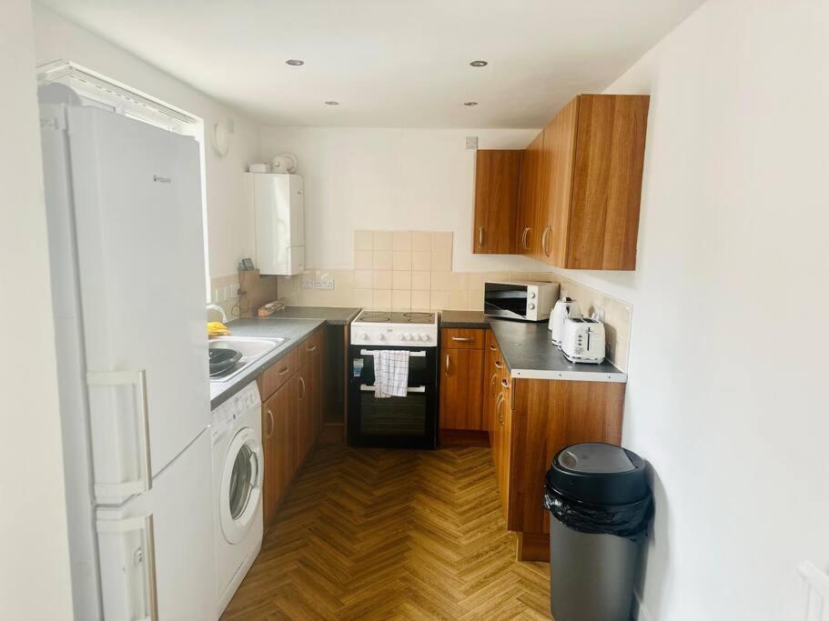 Escape In Style 4-Bed Home In Nottingham - Near City Centre, Motorpoint Arena, Qmc & Nottingham Station - Sleeps 8 Apartment