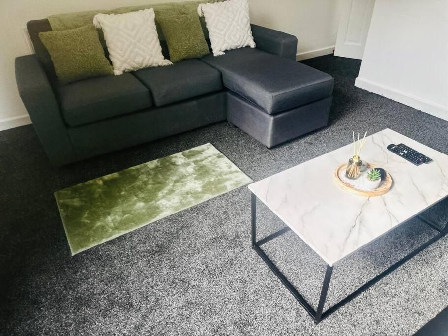 Apartment Escape In Style 4-Bed Home In Nottingham - Near City Centre, Motorpoint Arena, Qmc & Nottingham Station - Sleeps 8