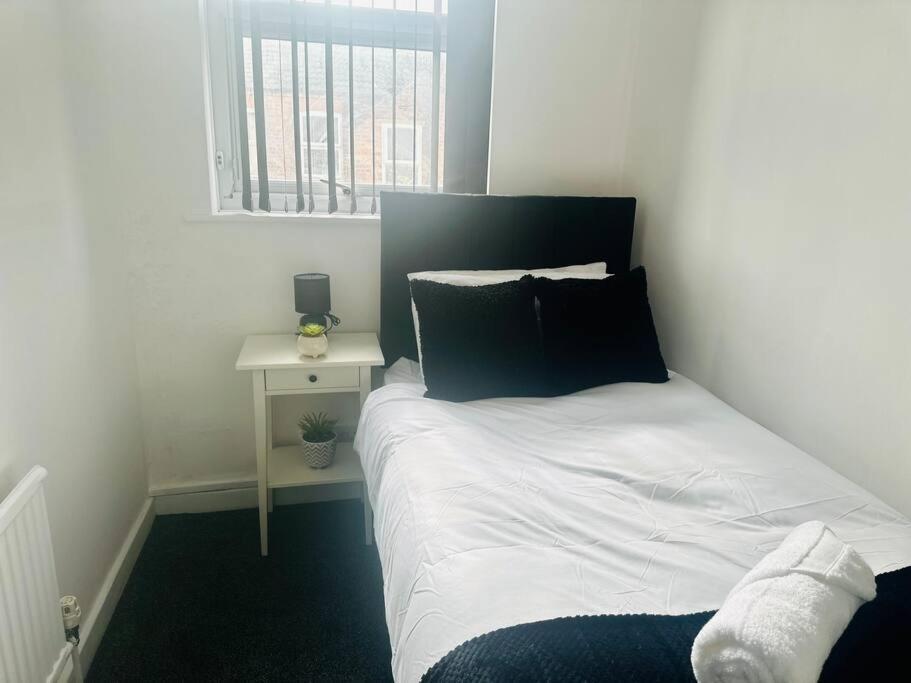 Apartment Escape In Style 4-Bed Home In Nottingham - Near City Centre, Motorpoint Arena, Qmc & Nottingham Station - Sleeps 8 *
