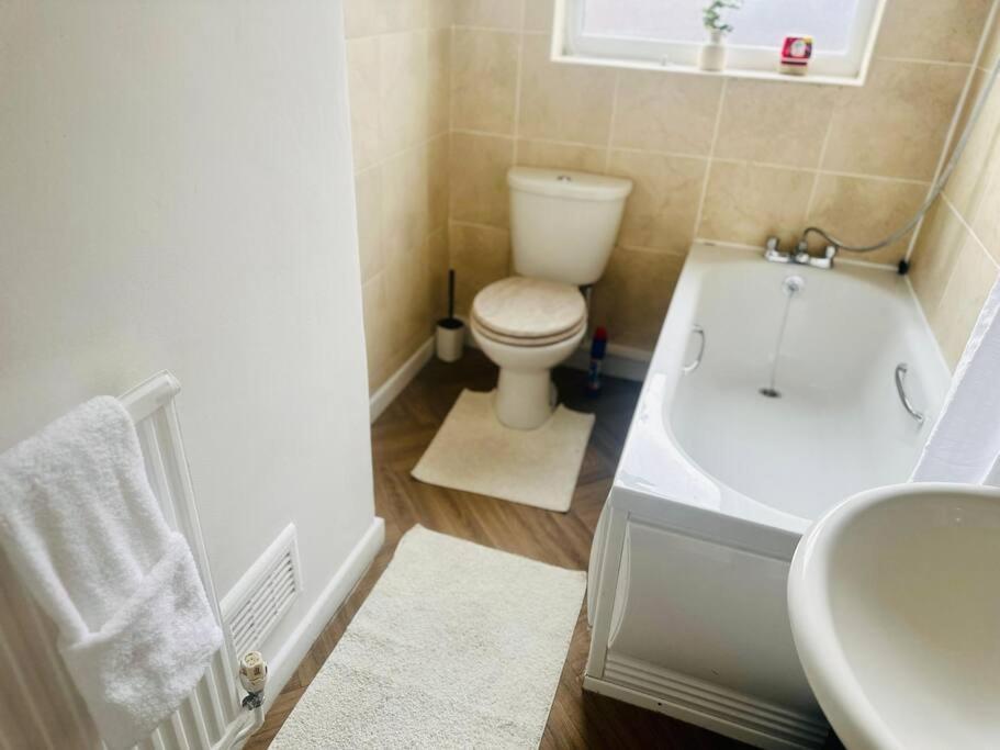 Apartment Escape In Style 4-Bed Home In Nottingham - Near City Centre, Motorpoint Arena, Qmc & Nottingham Station - Sleeps 8 Nottingham