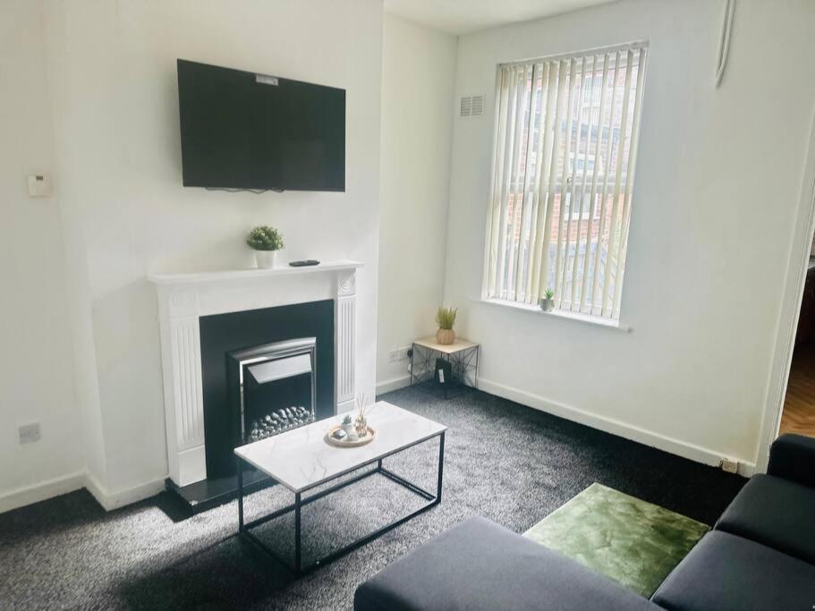 Escape In Style 4-Bed Home In Nottingham - Near City Centre, Motorpoint Arena, Qmc & Nottingham Station - Sleeps 8 *