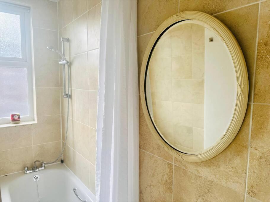 Apartment Escape In Style 4-Bed Home In Nottingham - Near City Centre, Motorpoint Arena, Qmc & Nottingham Station - Sleeps 8