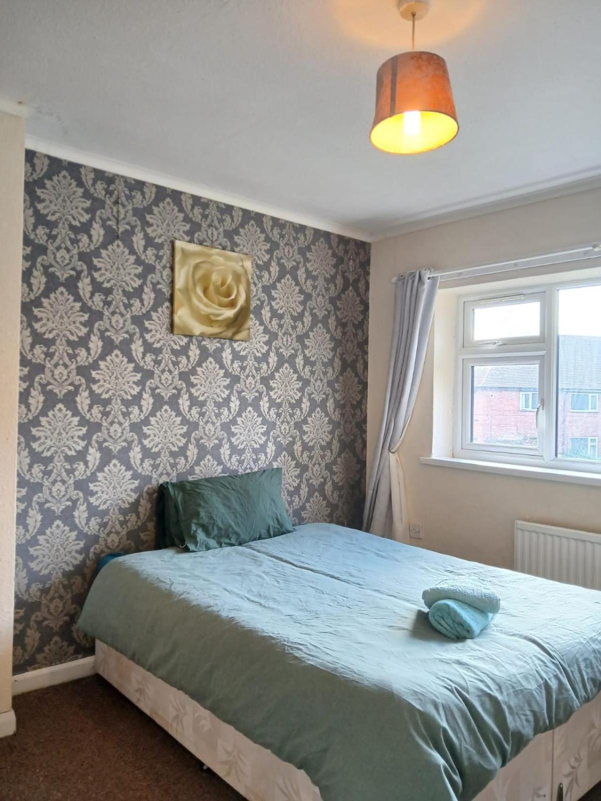 Hoyland Double Bed Homestay Nottingham