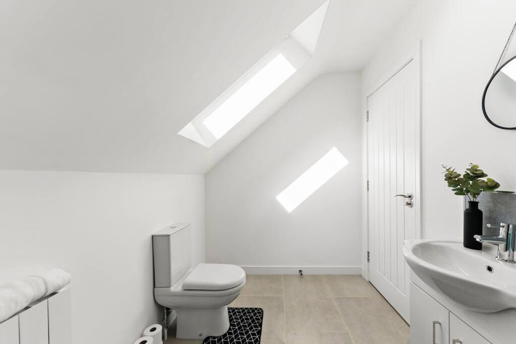 Lovely Nottingham Abode - Sleeps 15 - Parking Holiday home *