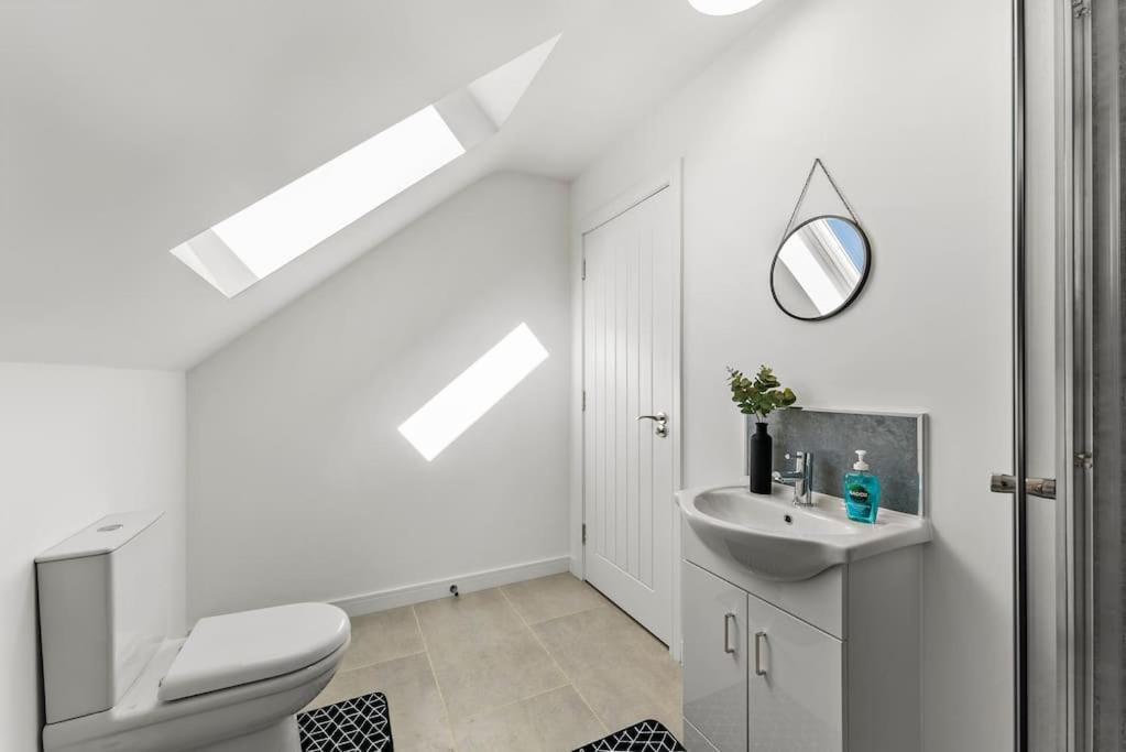 Lovely Nottingham Abode - Sleeps 15 - Parking Holiday home