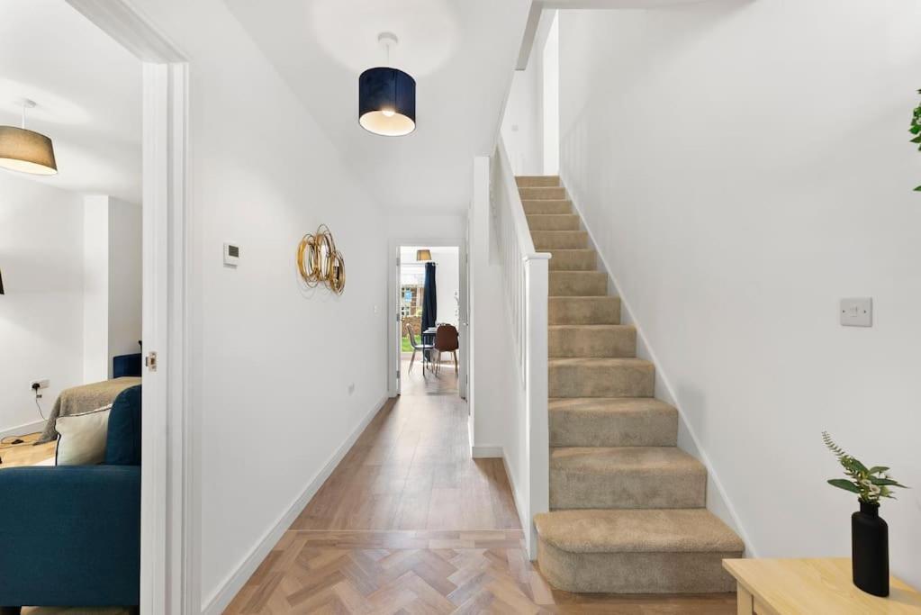 Lovely Nottingham Abode - Sleeps 15 - Parking
