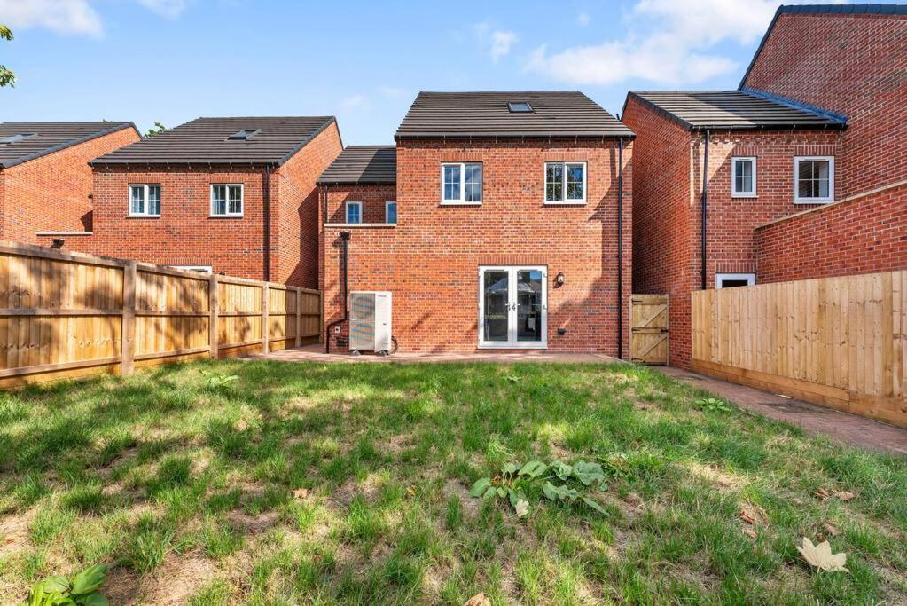Lovely Nottingham Abode - Sleeps 15 - Parking Holiday home