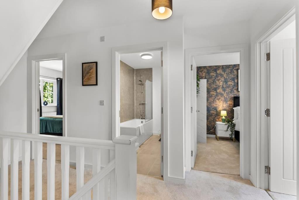 Lovely Nottingham Abode - Sleeps 15 - Parking Holiday home