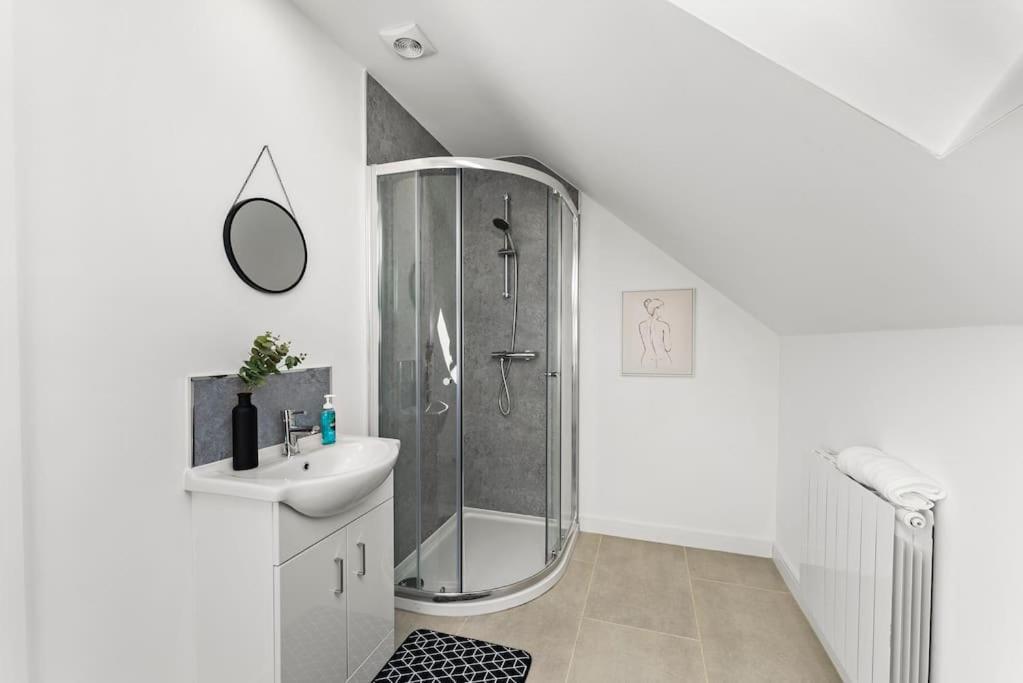 Lovely Nottingham Abode - Sleeps 15 - Parking Holiday home Nottingham