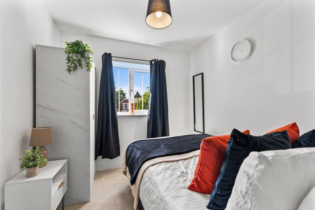 Lovely Nottingham Abode - Sleeps 15 - Parking Holiday home *