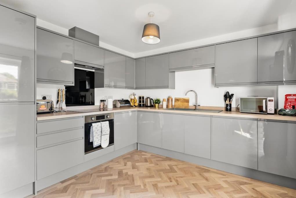 Lovely Nottingham Abode - Sleeps 15 - Parking Holiday home *