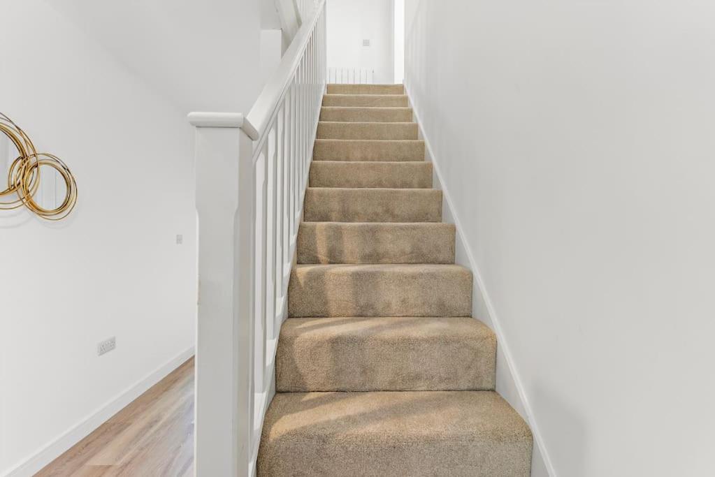 Lovely Nottingham Abode - Sleeps 15 - Parking *