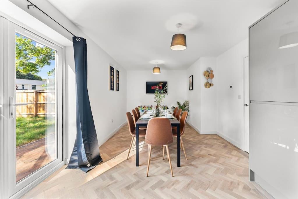 Lovely Nottingham Abode - Sleeps 15 - Parking Holiday home