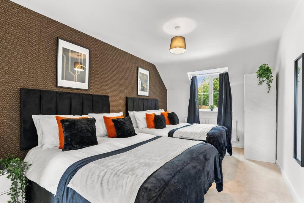 Lovely Nottingham Abode - Sleeps 15 - Parking Holiday home