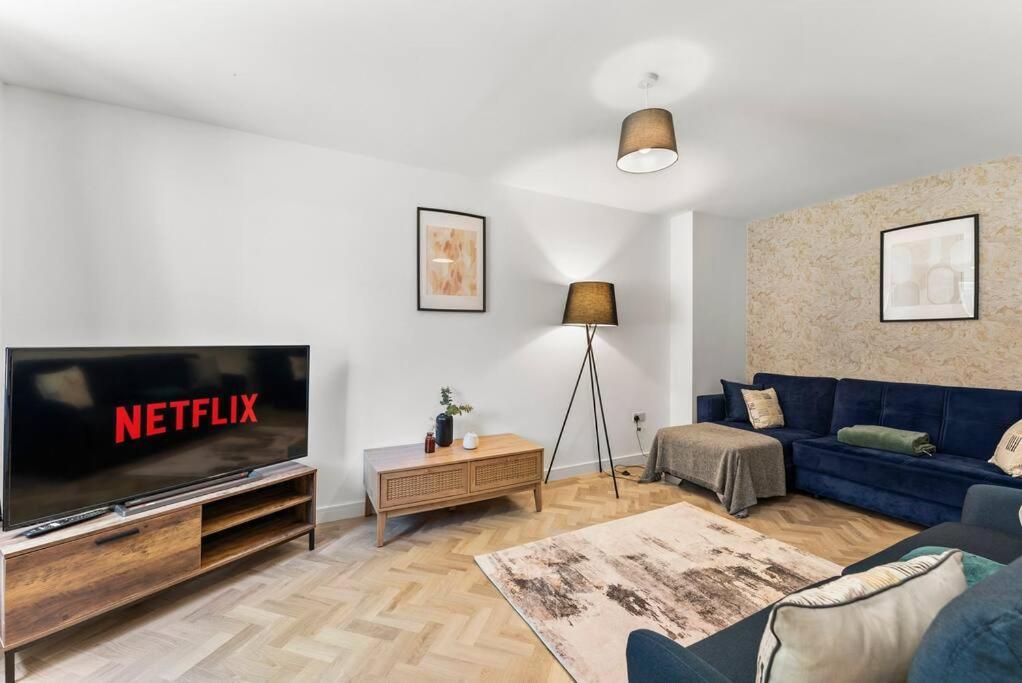 Lovely Nottingham Abode - Sleeps 15 - Parking Holiday home *