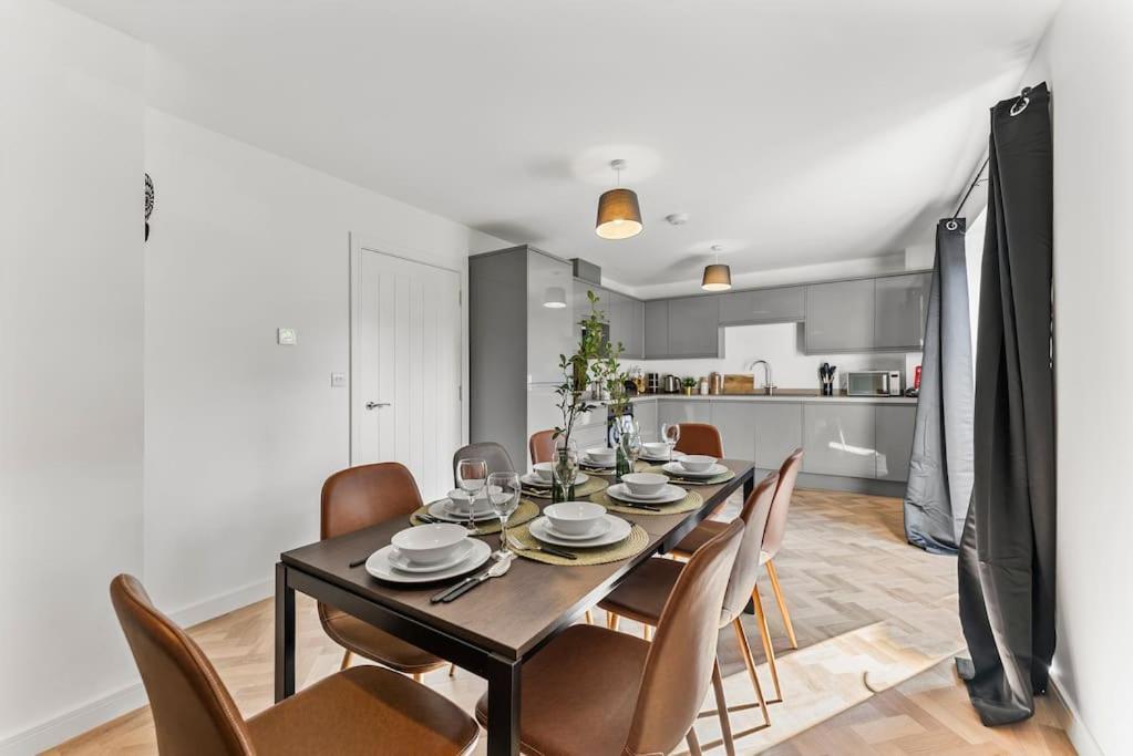 Lovely Nottingham Abode - Sleeps 15 - Parking Holiday home Nottingham