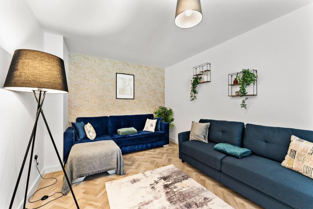 Lovely Nottingham Abode - Sleeps 15 - Parking Holiday home