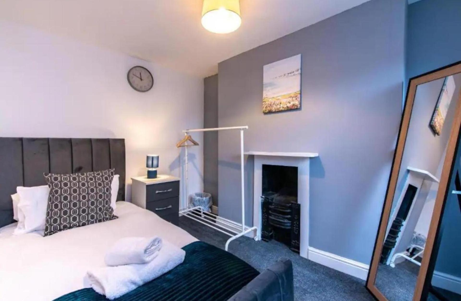 Cozy Retreat Entire With 4 Bedroom Holiday home *