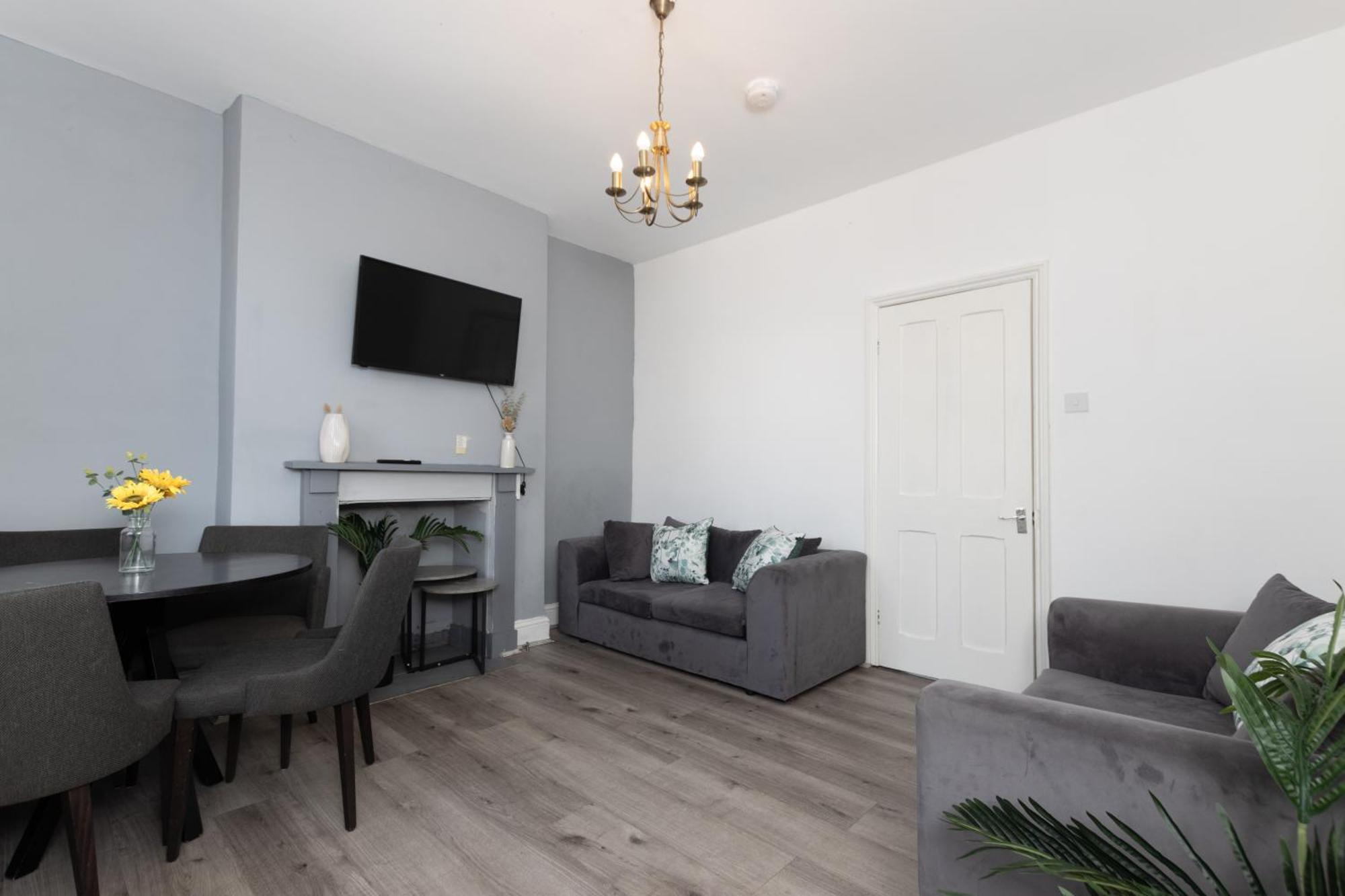 Cozy Retreat Entire With 4 Bedroom Holiday home