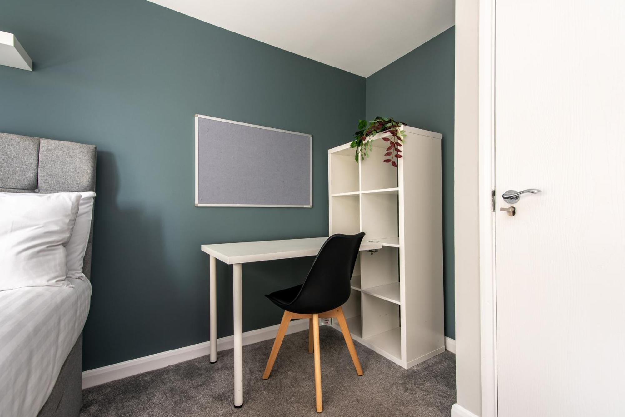 Spacious 6-bed Flat In Centre