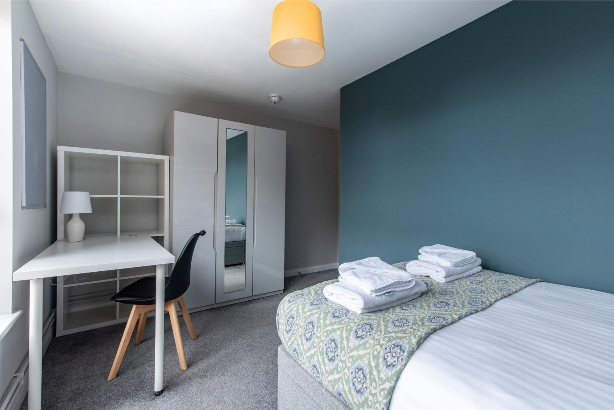 Spacious 6-bed Flat In Centre Apartment *