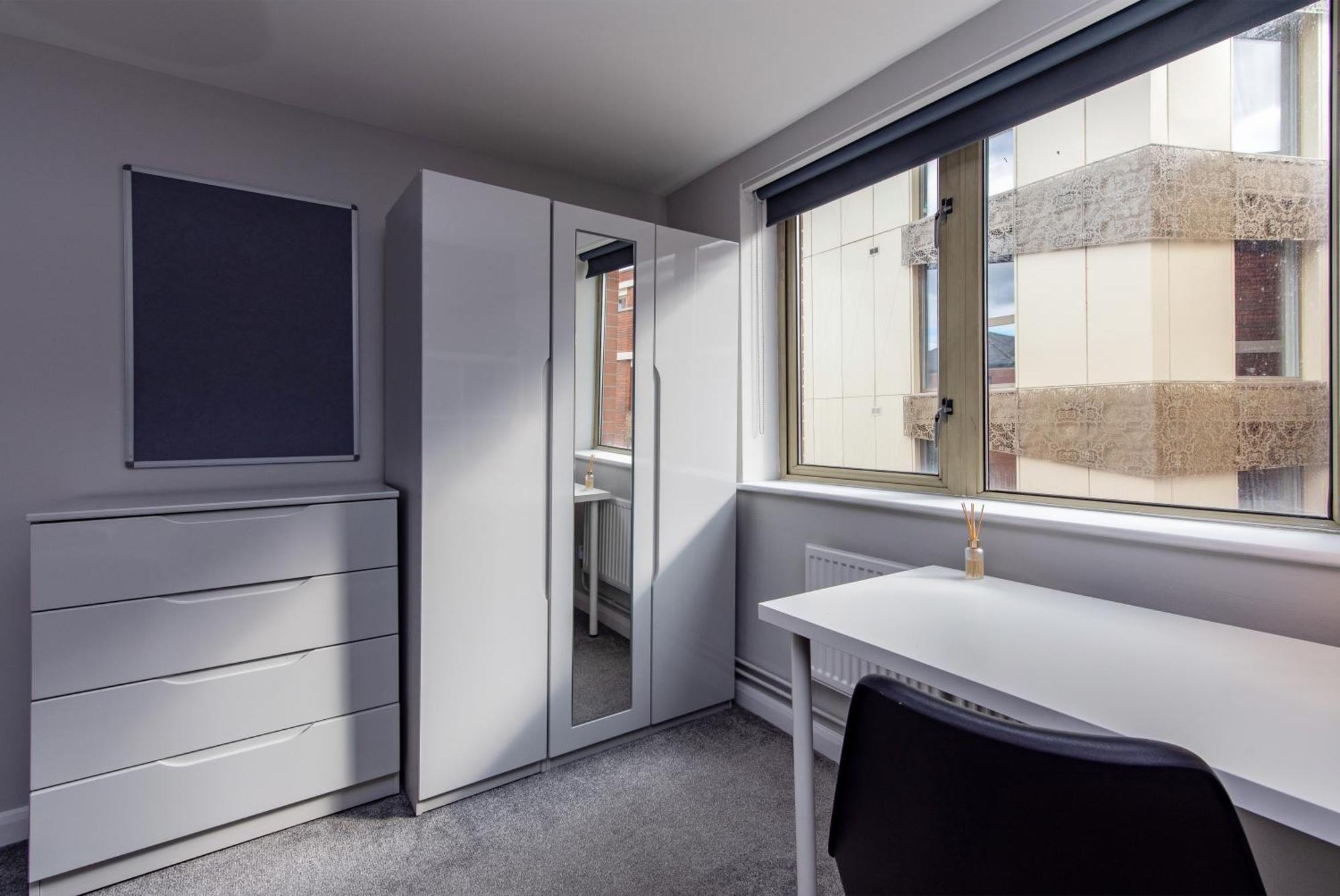 Apartment Spacious 6-bed Flat In Centre *