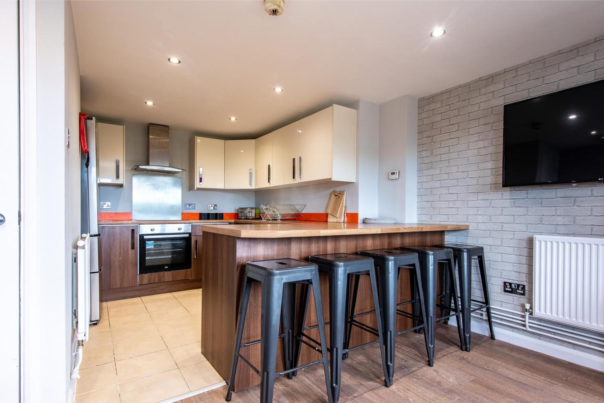 Spacious 6-bed Flat In Centre