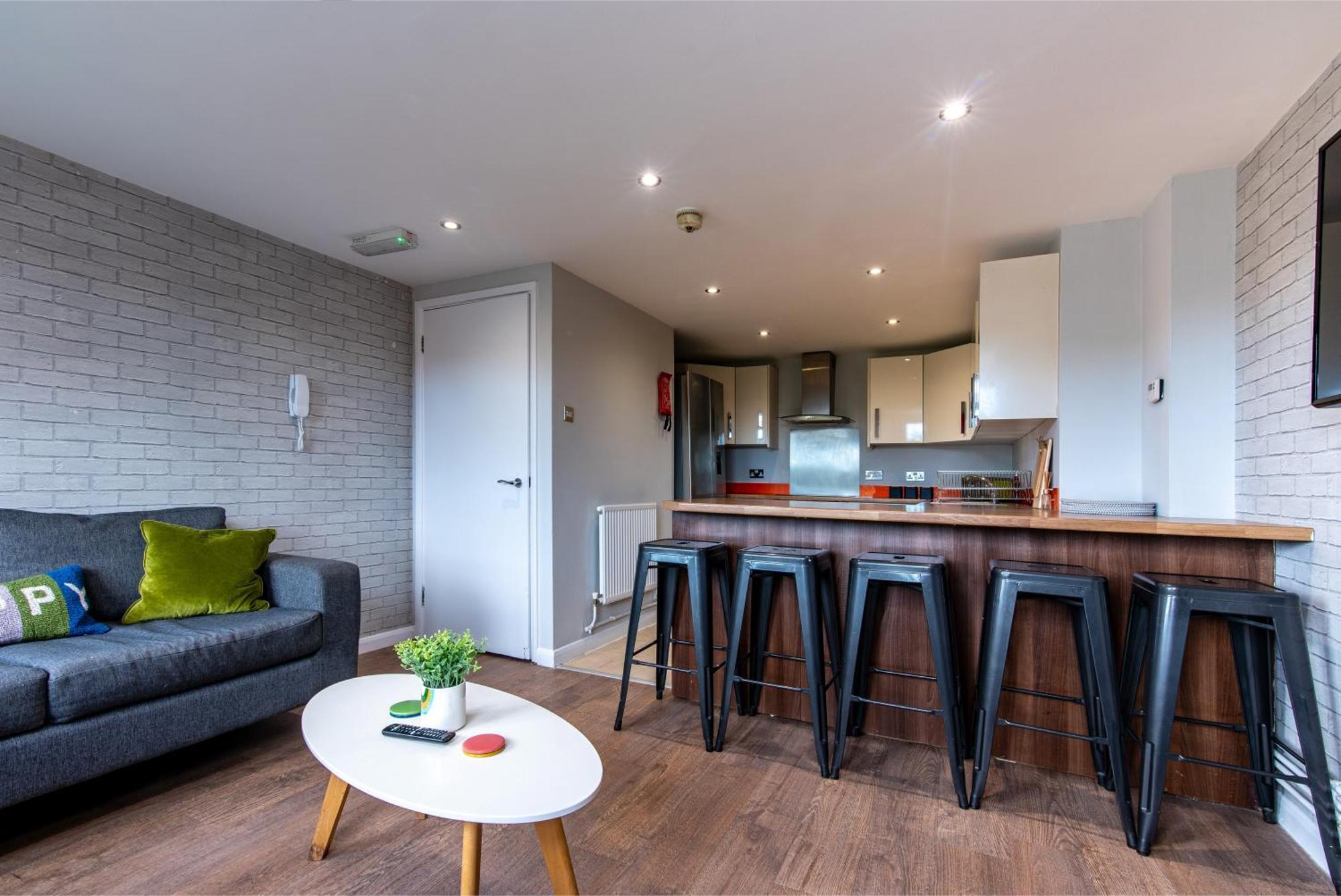 Spacious 6-bed In Centre Apartment