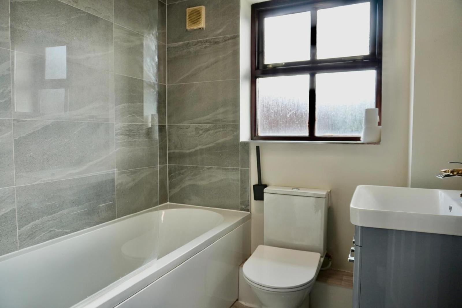 2 Bed With Parking And Netflix Holiday home *