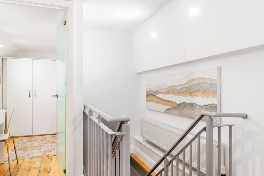 Spacious 3 Bedroom In Prime Location *