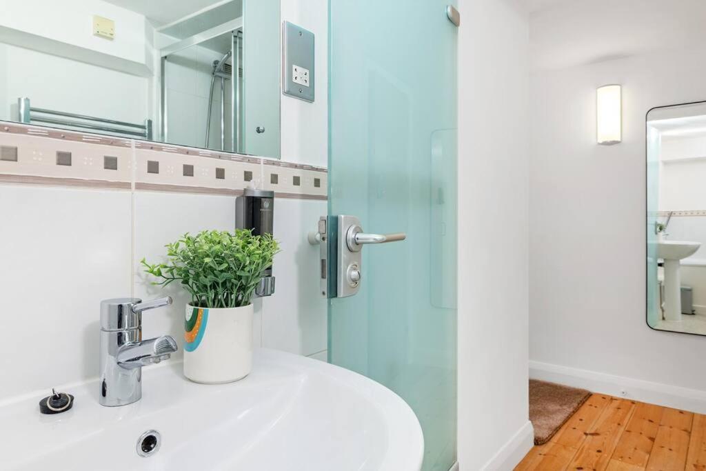 Spacious 3 Bedroom In Prime Location Apartment Nottingham