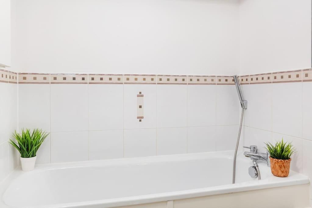 Spacious 3 Bedroom In Prime Location Apartment *