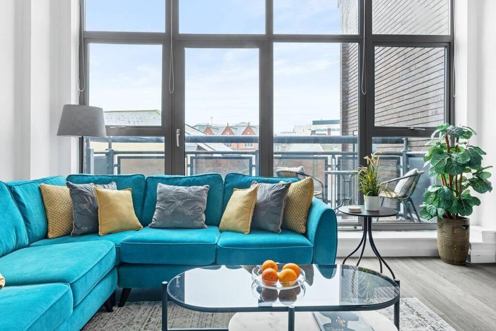 Spacious 3 Bedroom In Prime Location Apartment *