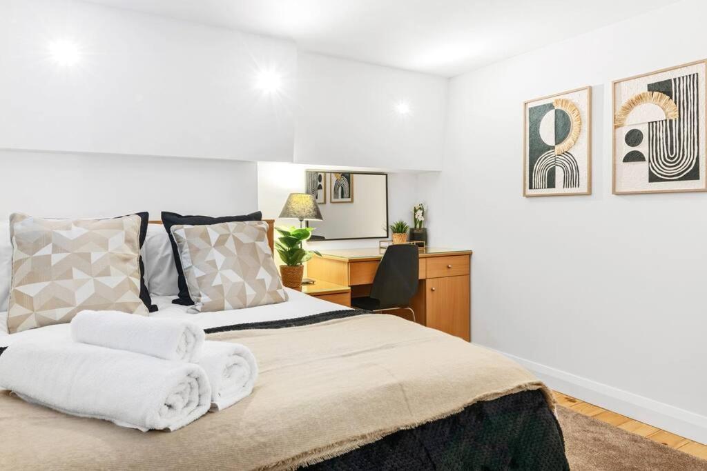 Spacious 3 Bedroom In Prime Location Apartment *
