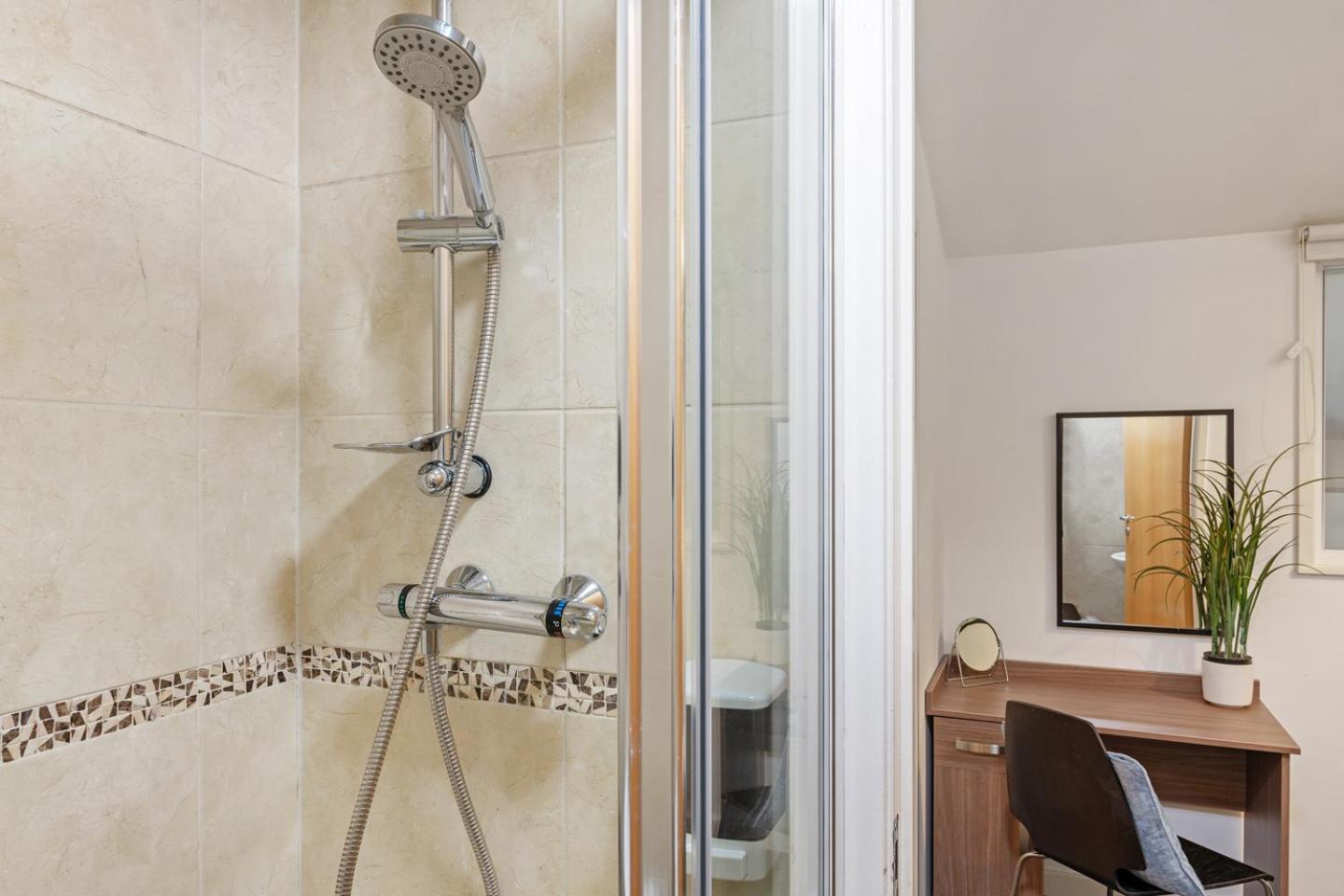 4 Bedroom Penthouse And Free Parking Apartment *