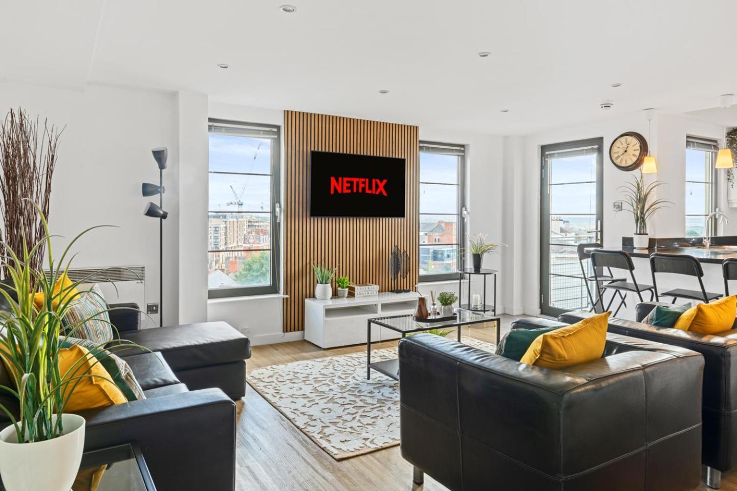 4 Bedroom Penthouse And Free Parking Apartment *
