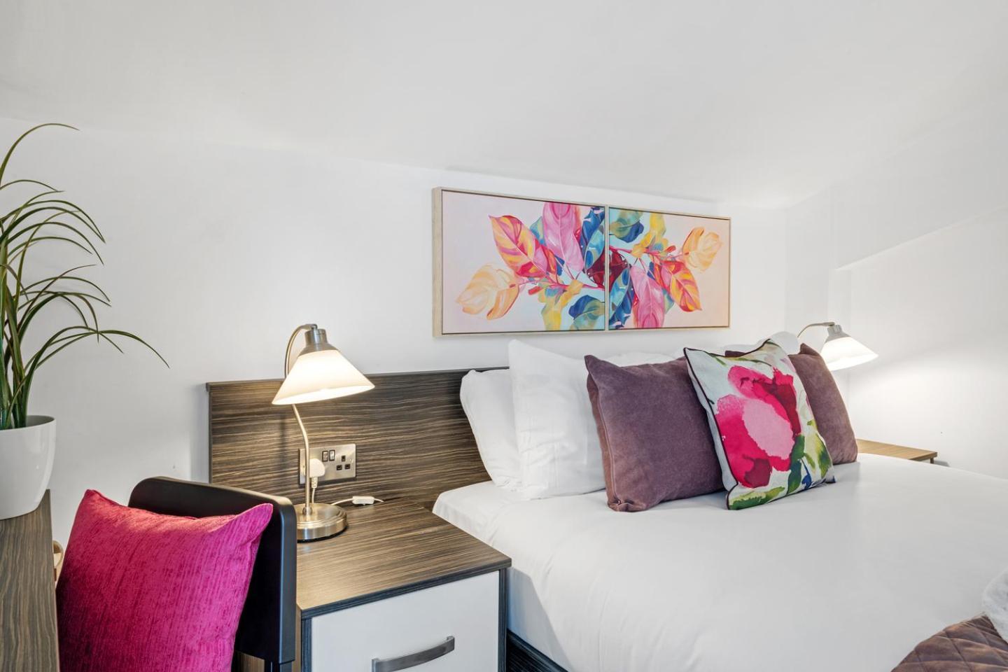 4 Bedroom Penthouse And Free Parking Apartment Nottingham