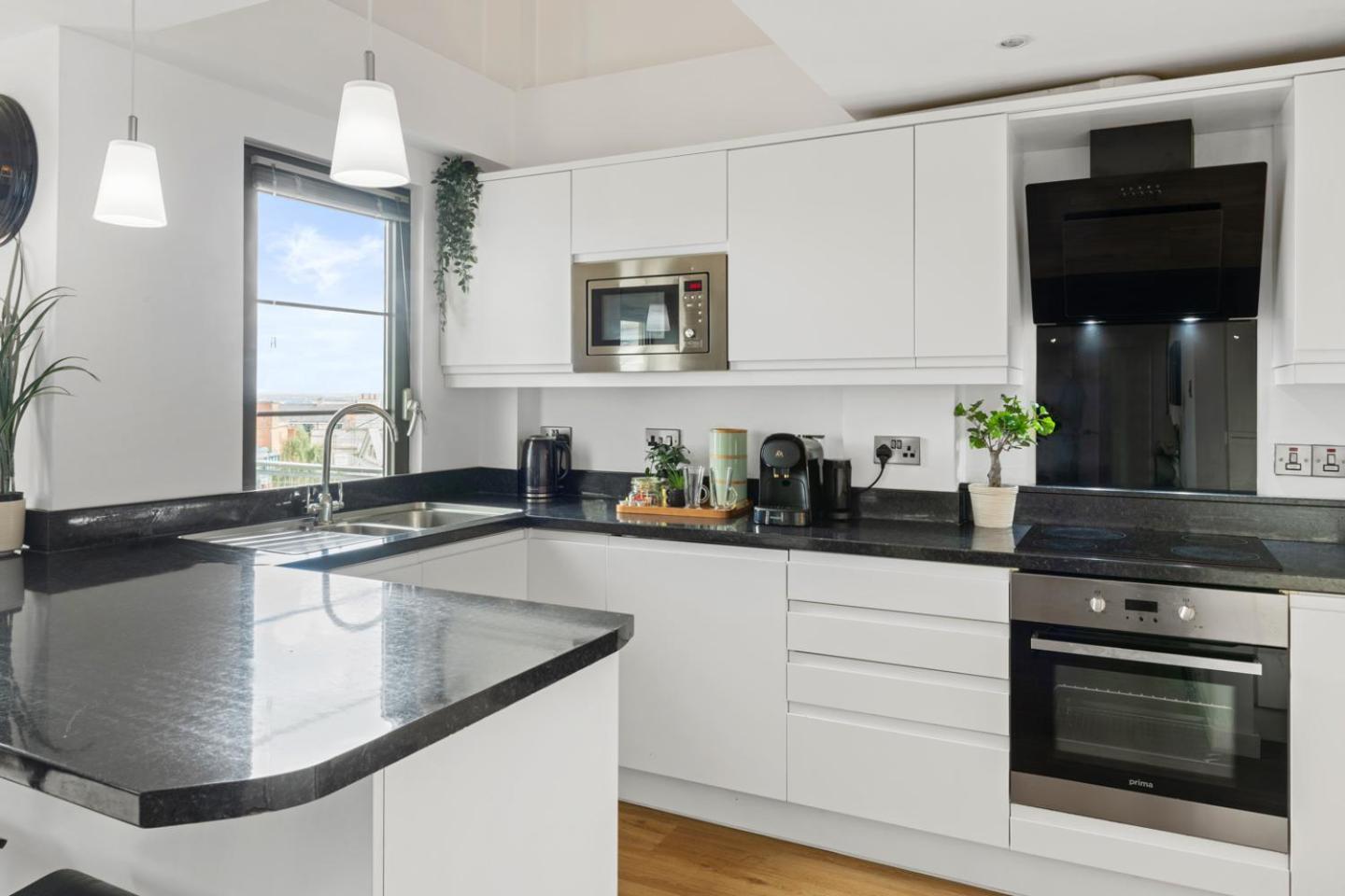 4 Bedroom Penthouse And Free Parking Apartment *