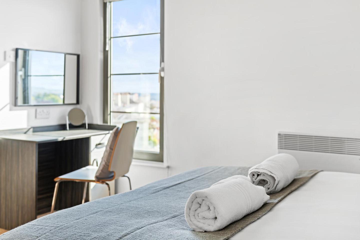 4 Bedroom Penthouse And Free Parking Apartment *