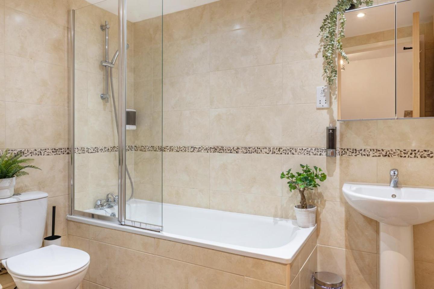 4 Bedroom Penthouse And Free Parking Apartment