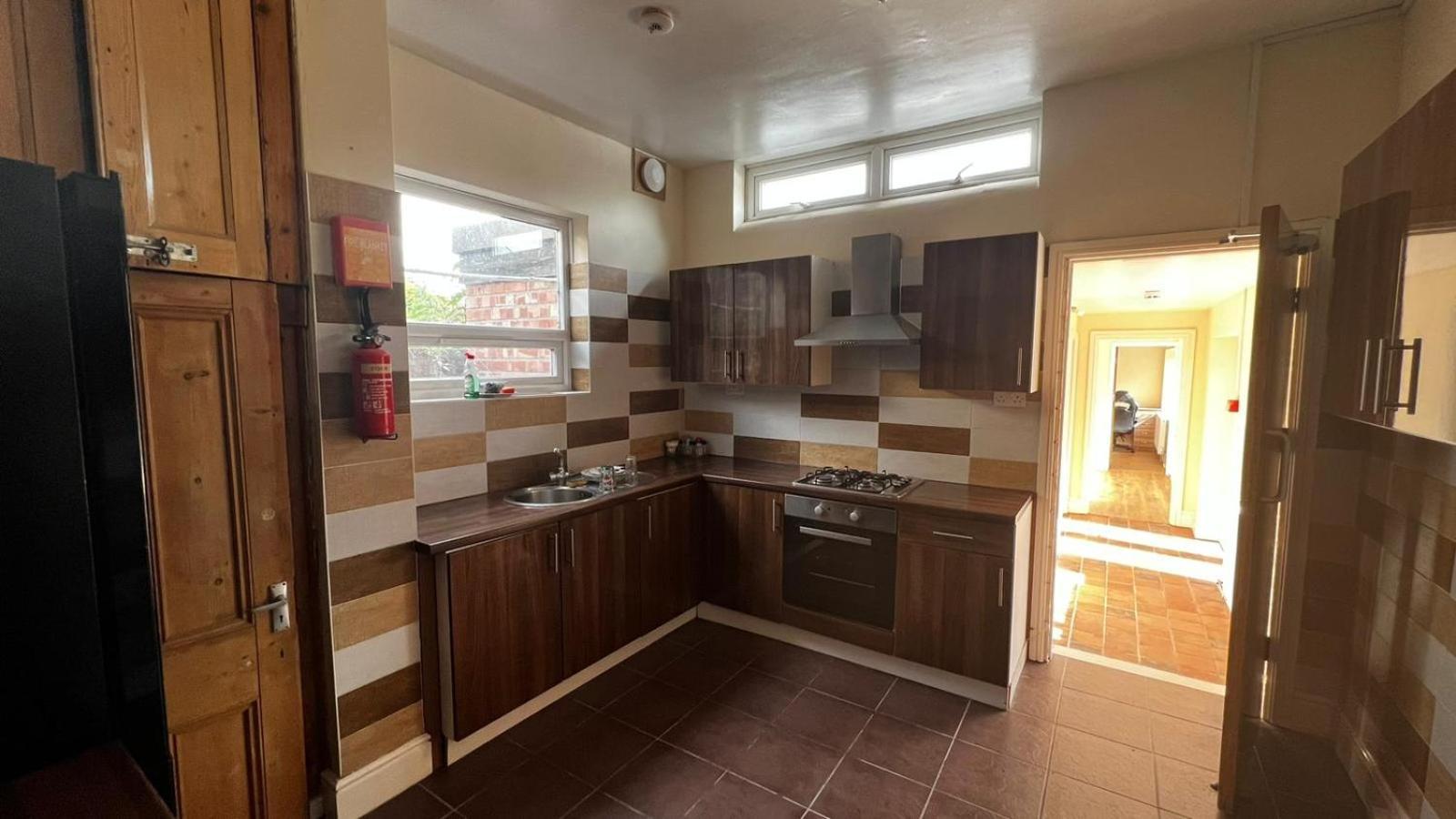 59 Big Db Shared Bathroom & Kitchen