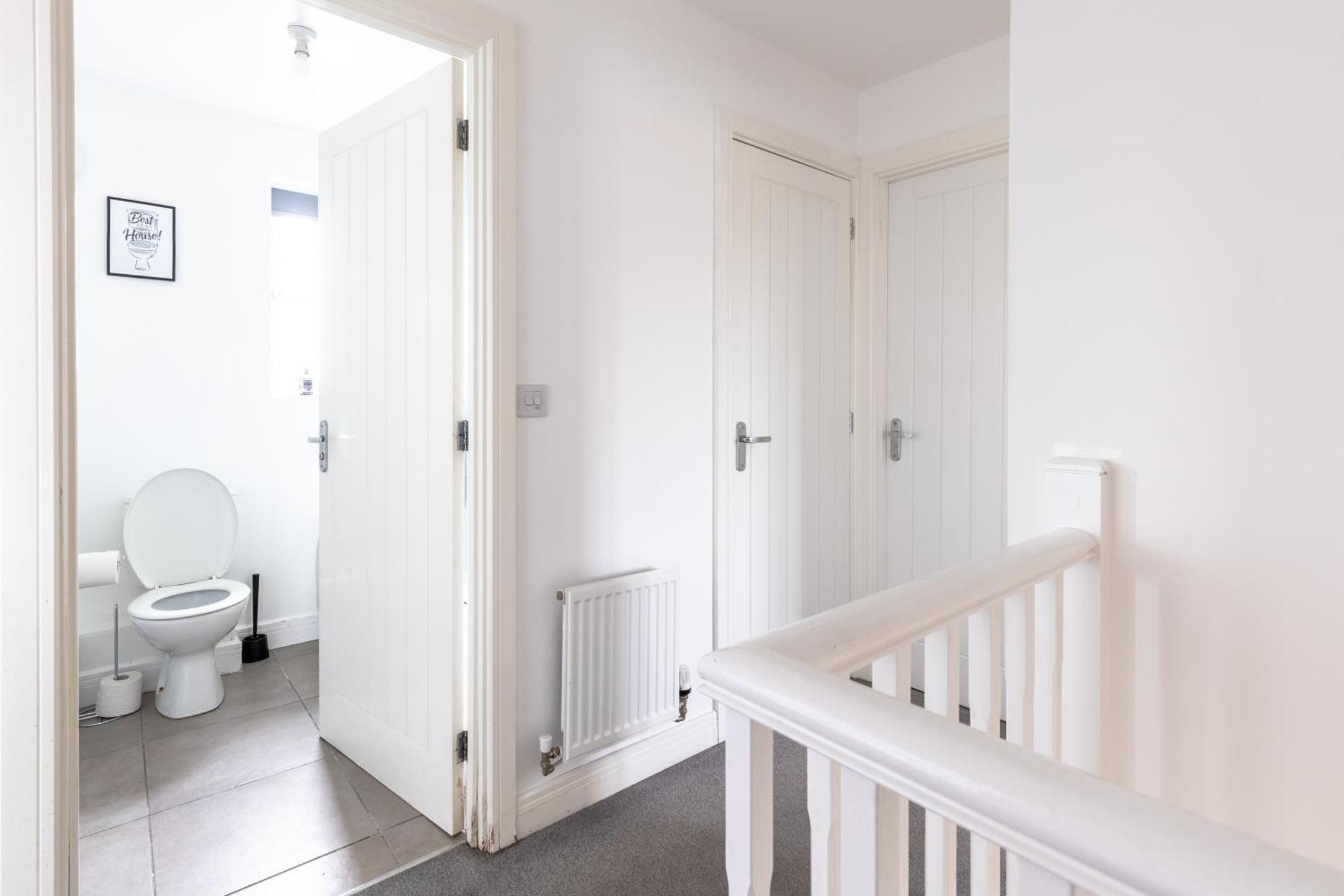 Spacious 4-bedroom Near Centre With Parking *