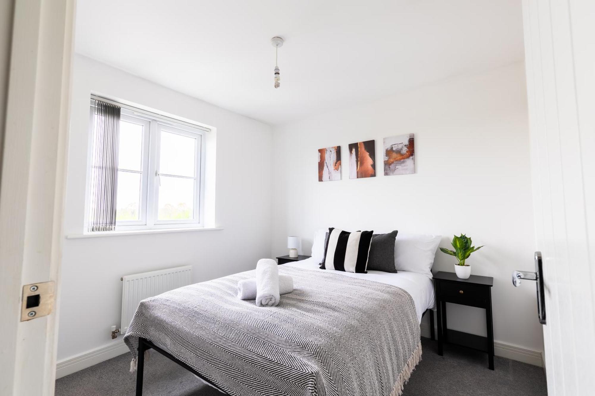 Spacious 4-bedroom Near Centre With Parking *