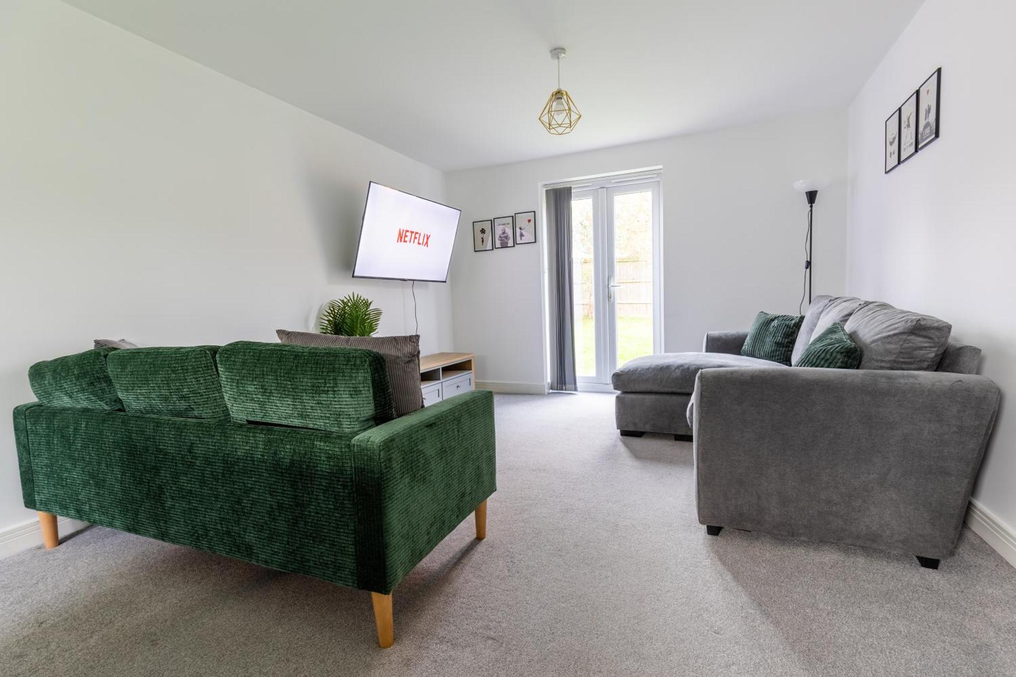 Spacious 4-bedroom Near Centre With Parking *
