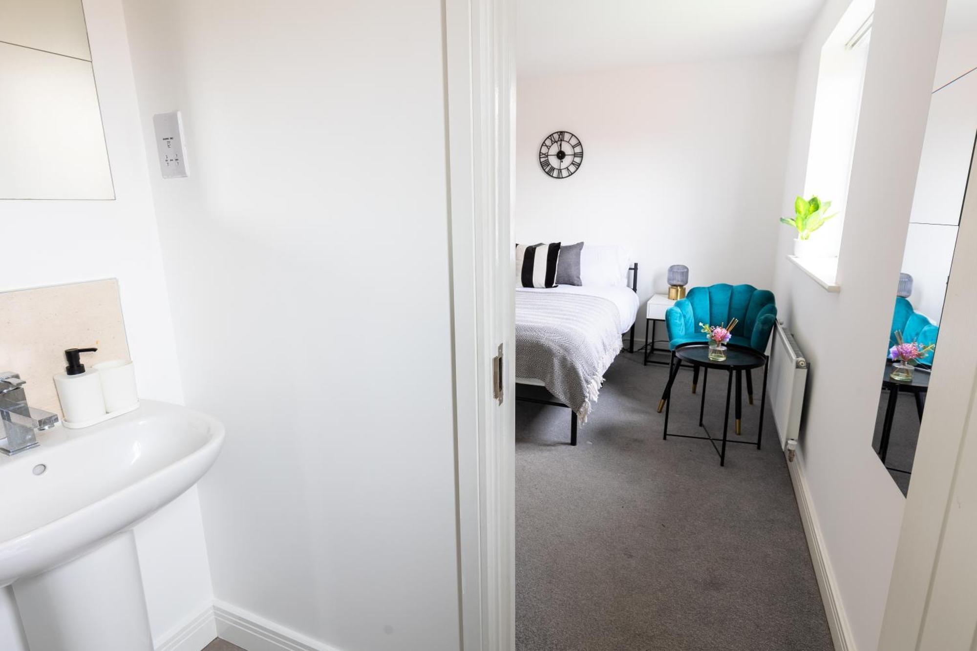 Spacious 4-bedroom Near Centre With Parking Holiday home *