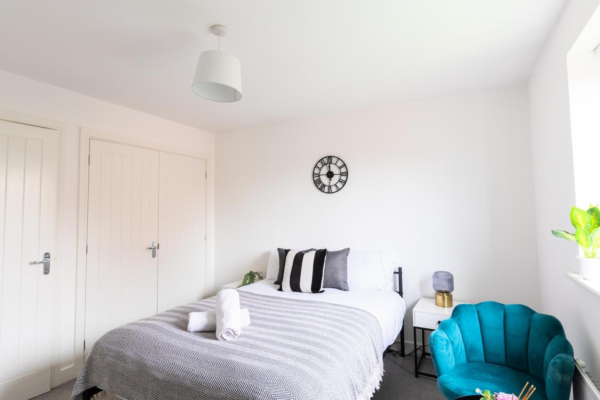 Holiday home Spacious 4-bedroom Near Centre With Parking *
